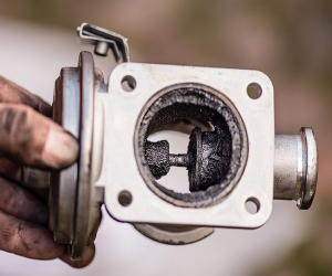 EXHAUST GAS RECIRCULATION (EGR), AND WHY WE NEED EGR COOLERS 14 Dau hieu nhan biet van EGR bi hu hong 4