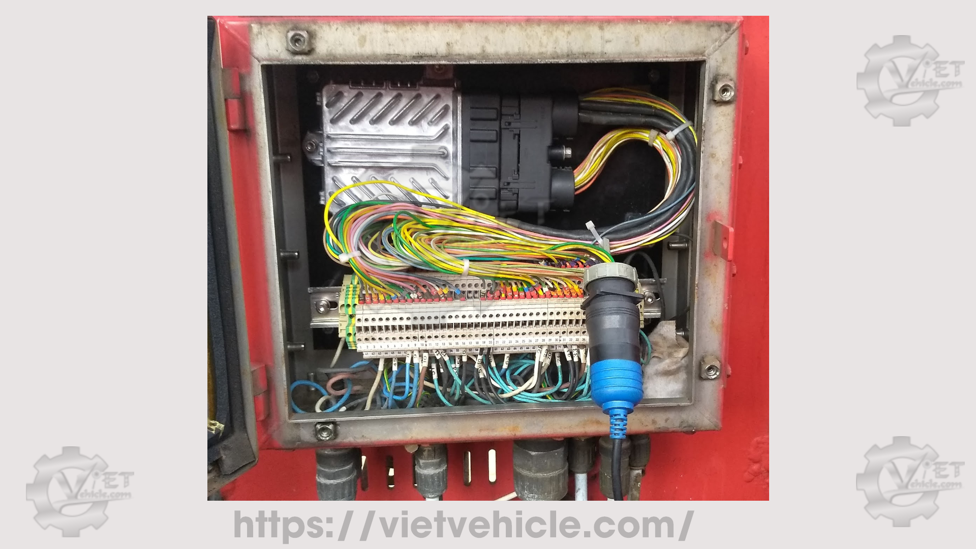 Diagnostic connector on Diesel engine 4